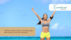 Smiling athletic woman raising her arms in victory on a tropical beach, symbolizing joy, strength, and progress. Text overlay: “Wil je jezelf vandaag sterker achterlaten dan je jezelf aantrof?” — Espresso Your Soul quote about personal growth.
